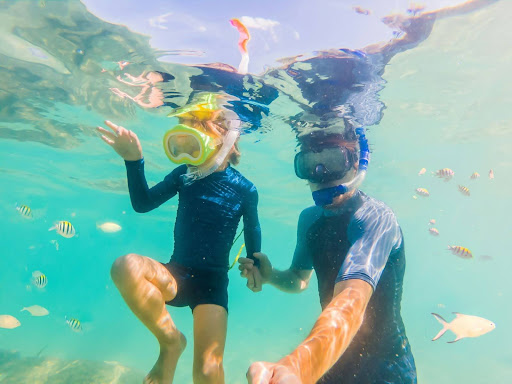 Family-friendly snorkelling on Sri Lanka’s east coast with parent and child