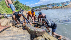 Volunteers collecting underwater waste at Nilwella Harbour in Dickwella