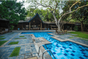 Hotel Sigiriya's pool and dining area